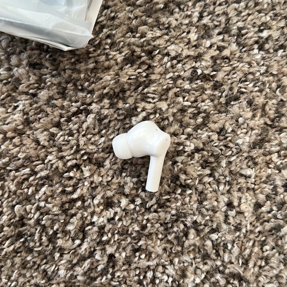 Bluetooth earbuds new! - Picture 3 of 4